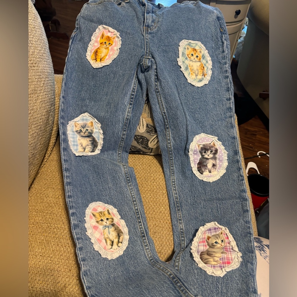 Hot Topic size 5 kitty cat patch jeans, straight leg